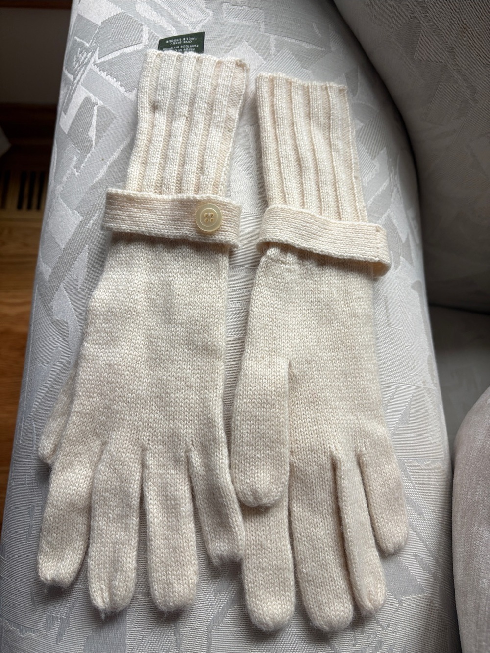 Eddie Bauer 100% cashmere Cream Knit Cuffed Gloves women’s one size